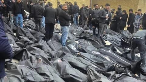 Iranier letar efter sina nära och kära bland de dödas kroppar